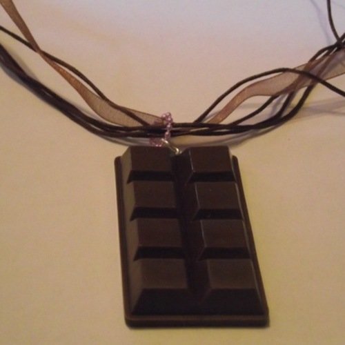 Collier grand  carré de 8 chocolat marron plastique 58mm en 3d 