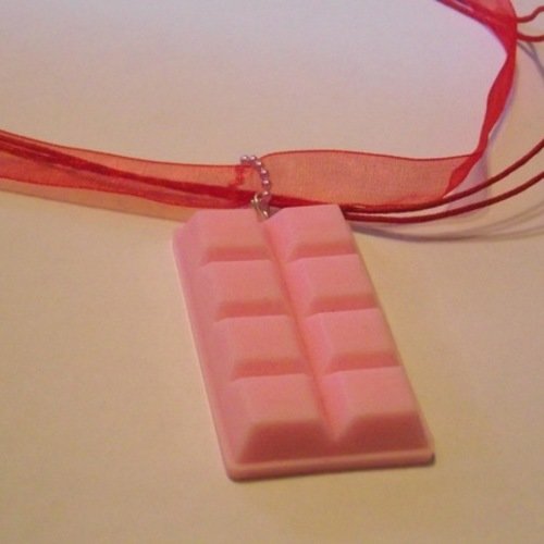 Collier grand  carré de 8 chocolat rose plastique 58mm en 3d 