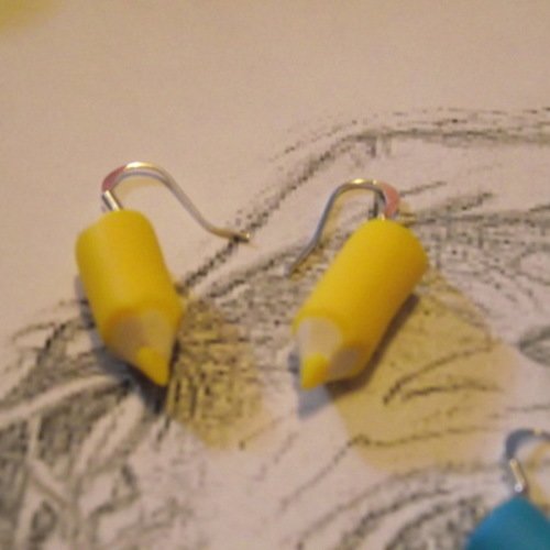Boucle d oreille crayon jaune de 2,5cm 