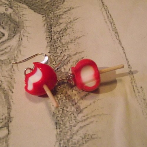 Boucle d oreille  pomme d'amour-rouge-croqué assez rigolo