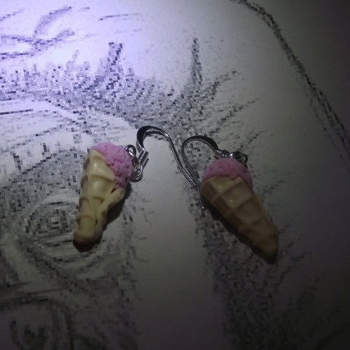 Boucle d'oreille glace italienne rose de 2 cm rigolo 
