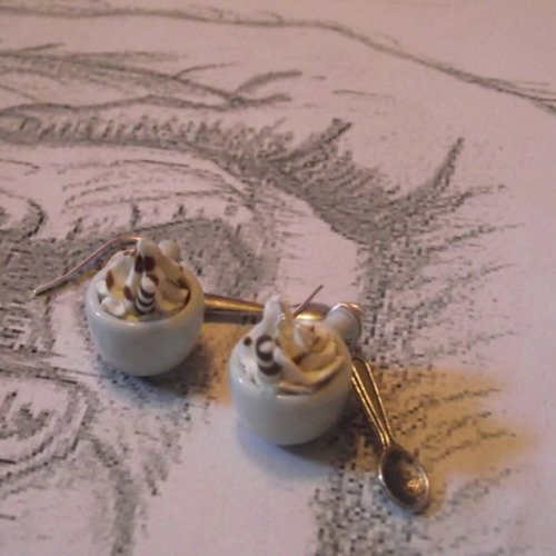 Boucle d'oreille tasse cappuccino choco-avec sont petit gateau-une cuillère en deco  original