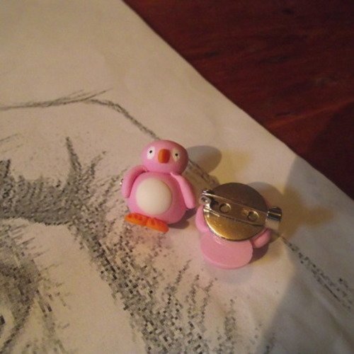 Jolie petite broche ronde avec un pingouin rose rigolo 
