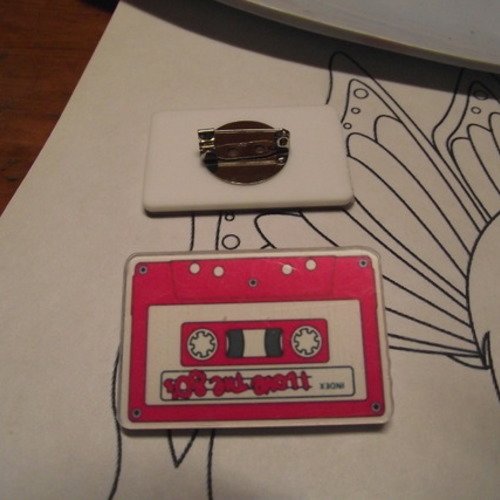 Broche-cassette audio-blanc-rose-matière plastique --nouveau modèles 