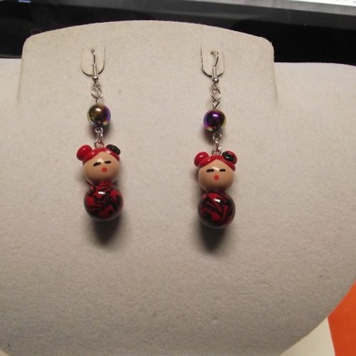 Boucle d'oreille - perle hématite - poupée kokeshi-rouge-noir-motif