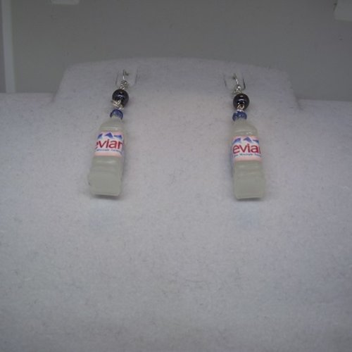 Boucle d'oreille bouteille d'eau évian en fimo-perle hématite