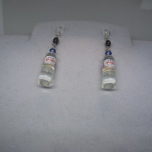 Boucle d'oreille bouteille d'eau évian en résine-perle hématite