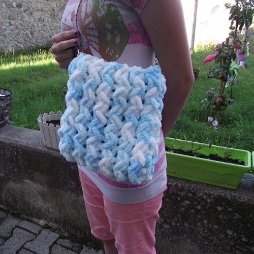 Sac en laine-laine spécial tricoter avec les doigts-bleu-blanc -avec tissu intérieur-29 cm de long-27 cm de large- vu intérieur