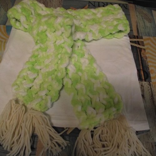 Écharpe en laine-laine spécial tricoter avec les doigts-vert-blanc -157 cm de long-15 cm de large