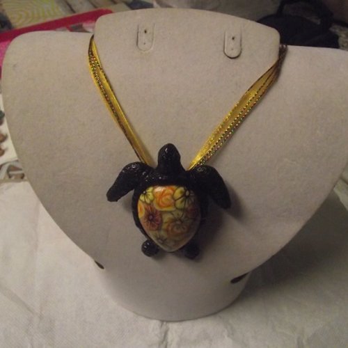 Collier organza-tortue de 8 cm de long-de 6 cm de large-fleuri-noir-unique