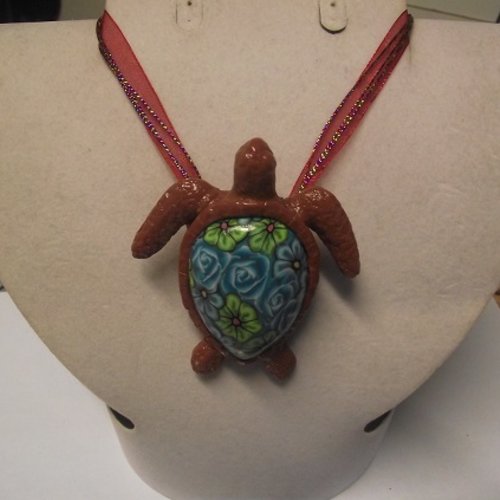 Collier organza-tortue marron de 7 cm de long-de 6 cm de large-fleuri-bleu-unique