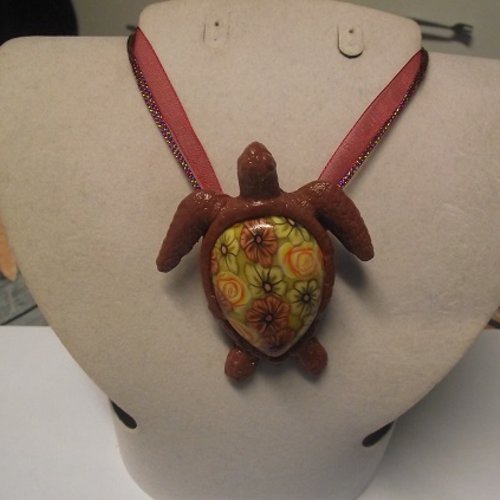 Collier organza-tortue marron de 7 cm de long-de 6 cm de large-fleuri-jaune-orange-unique