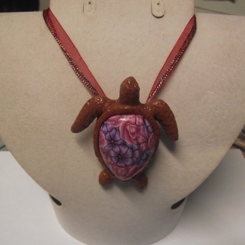 Collier organza-tortue marron de 7 cm de long-de 6 cm de large-fleuri-rose-violet-unique