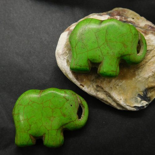 1  perle éléphant vert 40mm en pierre howlite teintée