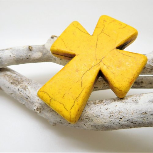 1 perle croix jaune 50mm en howlite teintée