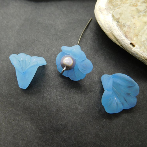 Perles fleur lucite bleu givré acrylique 15mm