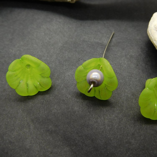 Perles fleur lucite vert givré acrylique 15mm