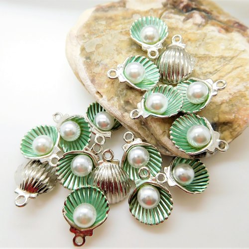 Breloques coquillage métal argent fond vert et perle nacrée 15 x 12 mm