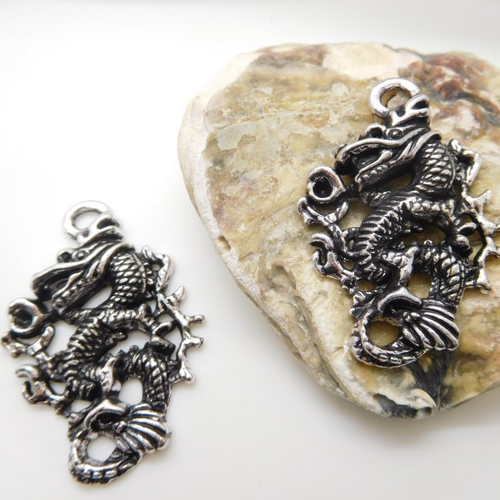Breloque pendentif dragon chinois , grand dragon  métal argent 28mm