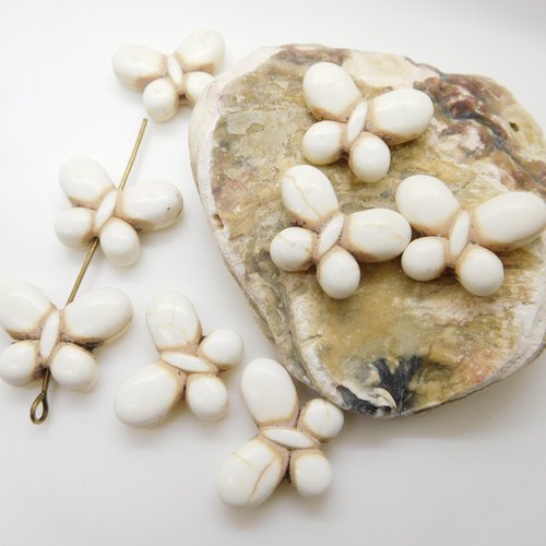 2 perles papillon blanc crème en pierre naturelle , howlite 20mm