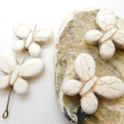 2 perles papillon blanc crème en pierre naturelle , howlite 25mm