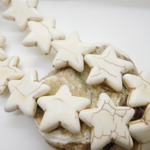 2 perles étoile blanc en pierre naturelle teintée  , howlite 25mm