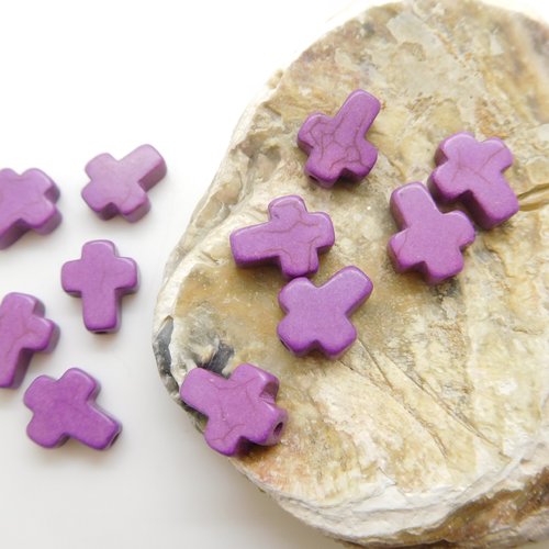 4 perles croix  violet 10mm , turquoise de synthèse , howlite