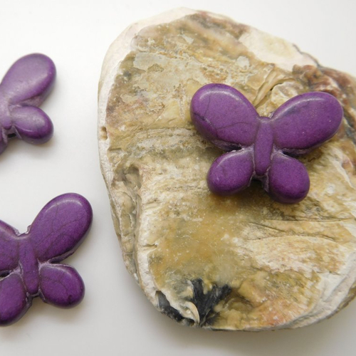 2 perles papillon violet en pierre naturelle , howlite 25mm