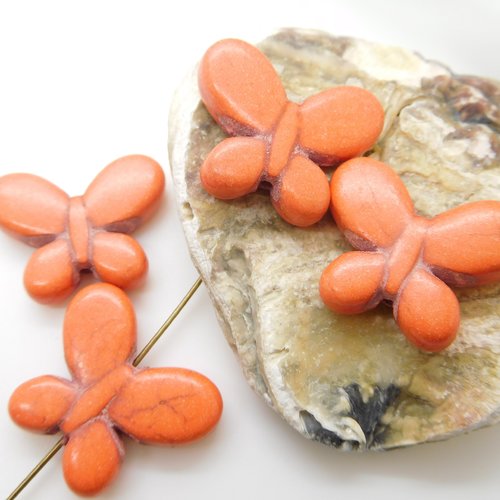 2 perles papillon orange en pierre naturelle , howlite 25mm