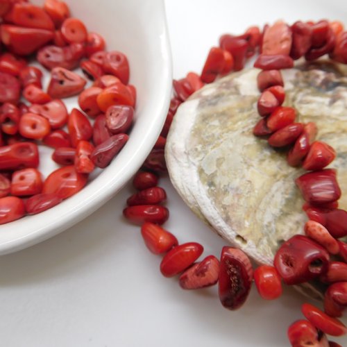Perles chips corail rouge , bambou de mer , chips irrégulières fil 30cm