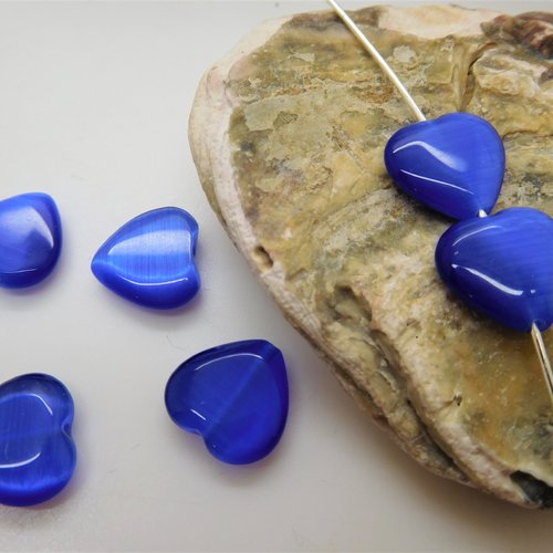 2  perles de verre oeil de chat  coeur bleu nuit 12mm