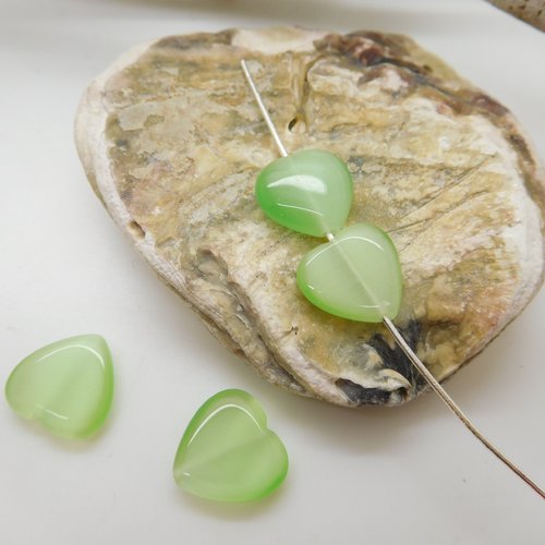 2  perles de verre oeil de chat  coeur vert 12mm