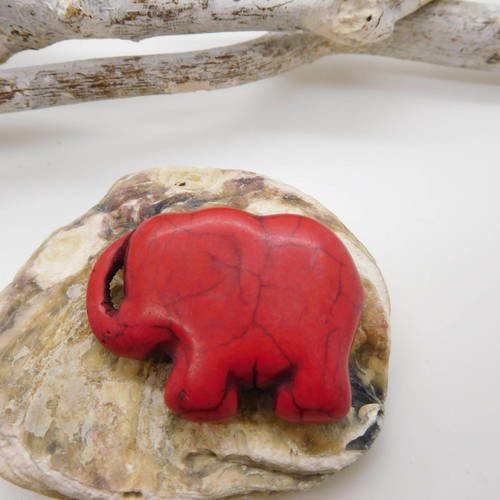 1 perle éléphant rouge 35mm en pierre howlite teintée