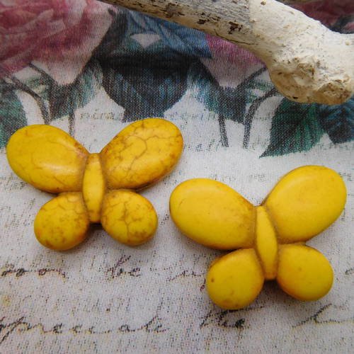 2 perles papillons jaune  pierre teintée howlite 35mm