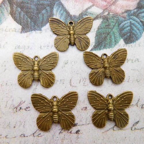 5 breloques papillons  en métal bronze filigrane 