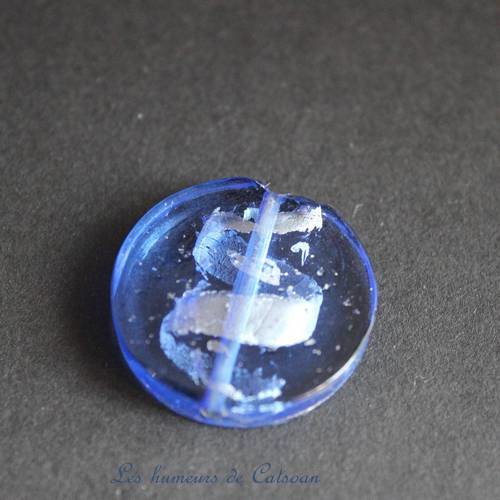 1 pastille de verre  couleur bleue 28 mm façon murano  avec feuilles argentées 