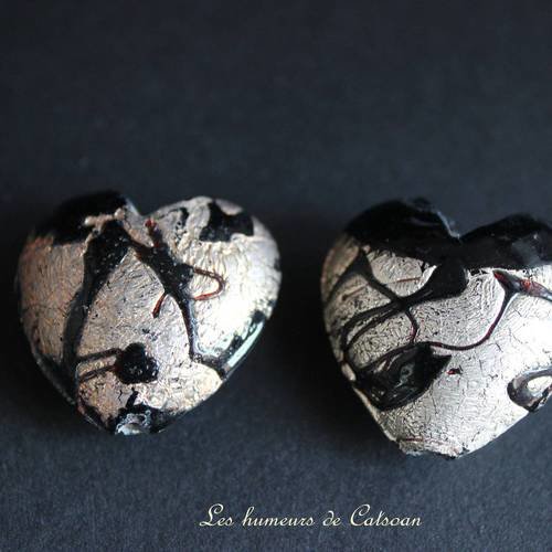 2 perles façon murano avec incrustation de feuilles dorées forme coeur 