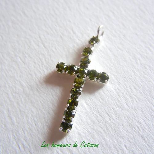 1 croix avec strass verts breloque croix , pendentif croix 24mm