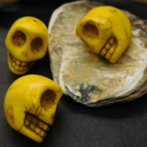 1 perle tête de mort jaune en howlite 23 mm x 18 mm  crâne