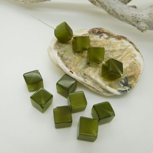 10 perles cubes oeil de chat en verre 8mm  couleur vert olive qualité grade a