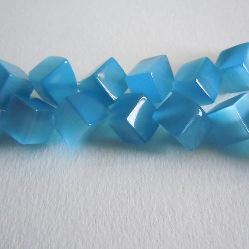 10 perles cubes oeil de chat en verre 8mm  couleur bleu qualité grade a