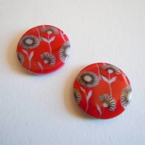 2 perles rondes  palet en nacre rouge  avec motif fleur  20mm