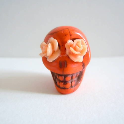 1 perle tête de mort orange  en howlite 23 mm x 18 mm  crâne avec oeil fleur