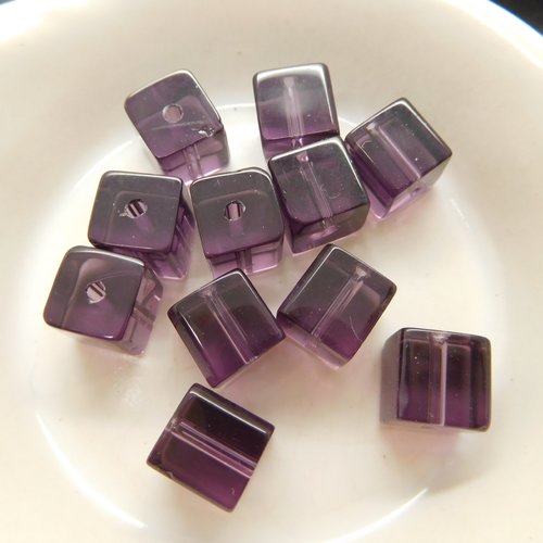 10 perles en verre forme cube couleur améthyste (8mm)