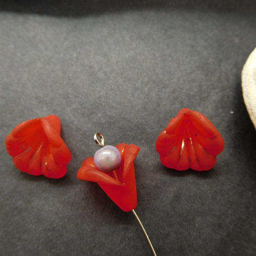 Perles fleur lucite rouge  givré acrylique 15mm