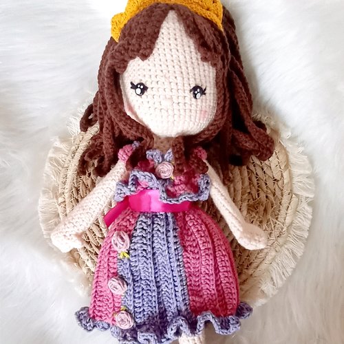 Jolie poupée en crochet mademoiselle princesse
