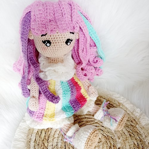 Jolie poupée en crochet arc en ciel