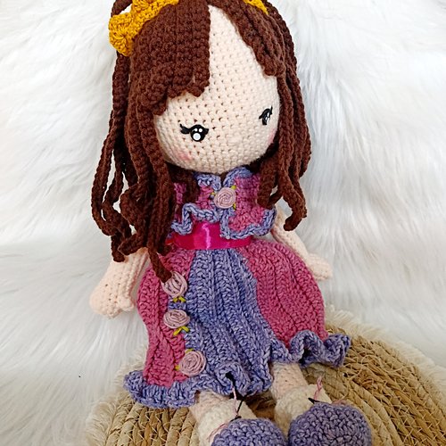 Jolie poupée en crochet mademoiselle princesse