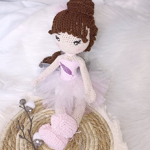 Jolie poupée ballerine en crochet