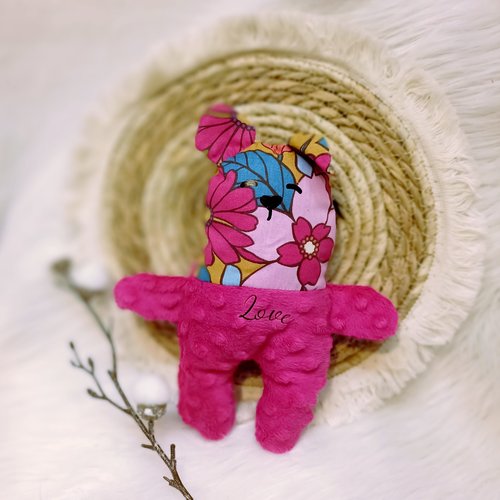 Joli doudou ourson fushia et fleurs
